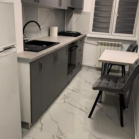 Garsoniera Renovata Si Spatioasa Apartmán *